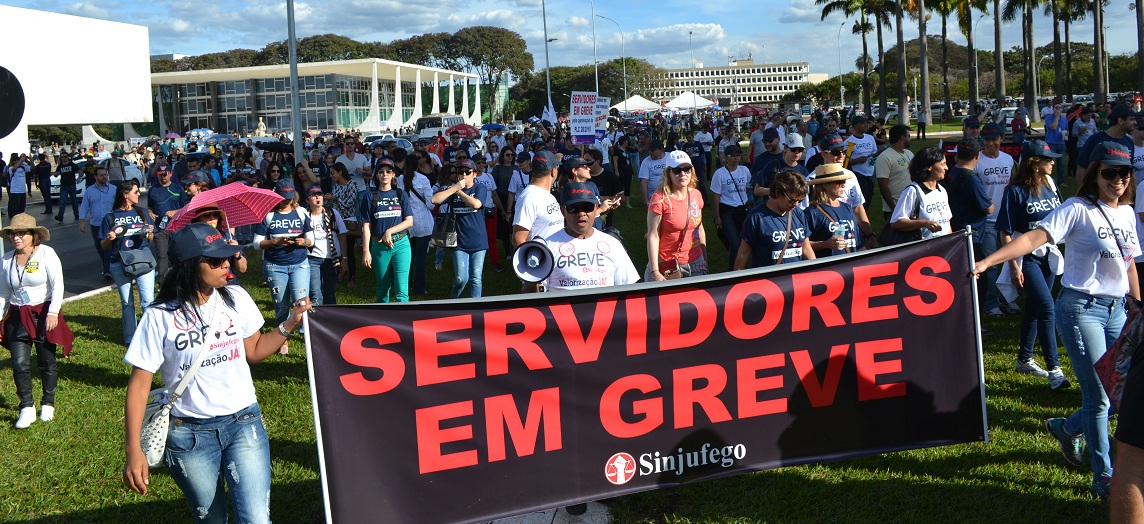 30.06.2015 Em dia histórico servidores de Goiás ocupam o Senado e ajudam a conquistar o PLC 28